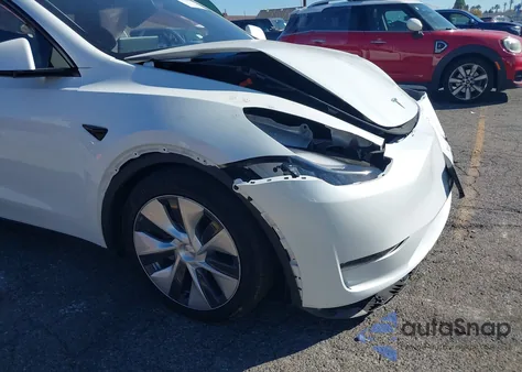 2023 Tesla Model Y z USA, uszkodzony, nr VIN 7SAYGAEEXPF591848